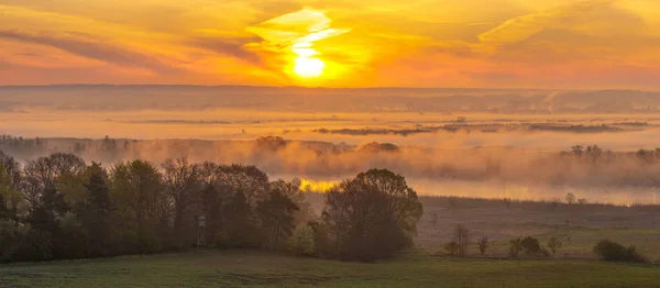 Primavera Nebbioso Sorgere Del Sole Sulla Valle — Foto Stock