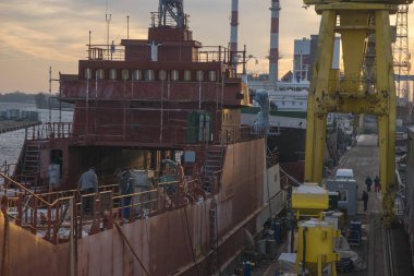 Szczecin, Polonya-Ocak 2018: Lehçe Donanması gemi-Orp Poznan onarım Tersanesi Szczecin, yenileme