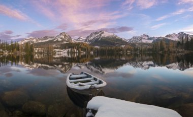 soğuk sabah bir dağ gölü Tatras, Strbske Pleso, Slovakya