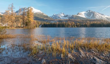 bir soğuk sabah-Strbske Pleso, S üzerinde bir dağ Gölü Panoraması