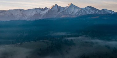 Sabahları Tatra Dağları Panoraması