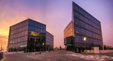 Modern ofis sırasında ateşli bir gündoğumu Binası