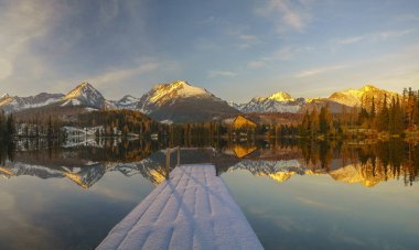 Tatras, Strbske Pleso bir dağ gölü üzerinde soğuk sabah