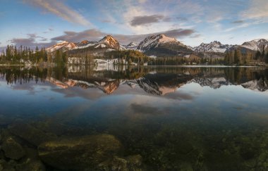 dağ gölü Strbske pleso Slovakya kış Panoraması 