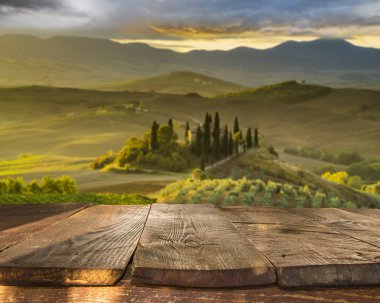 Arka plan üzerinde İtalyan peyzaj ile boş ahşap masa. İdeal f