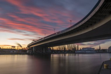 Szczecin, Polonya-Aralık 2017: Köprü, kıllar sabah gökyüzüne karşı kale rotanın parçası