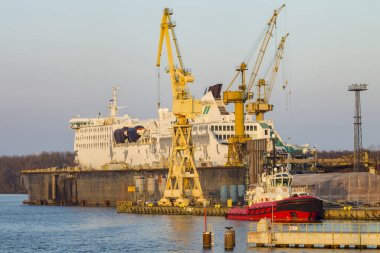 Yolcu feribot onarım bahçesindeki kuru havuzda. Onarım yarda, Szczecin, Polonya