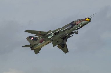 Swidwin, Polonya - Haziran 27,2016:: Lehçe Hava Kuvvetleri Suchoj Su-22 tesisatçısı. Swidwin Air Base