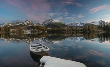 soğuk sabah bir dağ gölü Tatras, Strbske Pleso, Slovakya