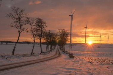 bir kış alanı yel değirmenleri