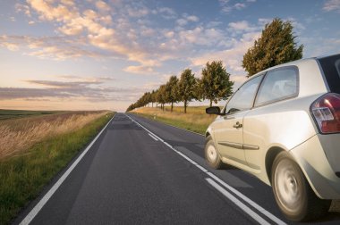 Yoldan geçen bir araba bir görünümünü