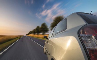 Yoldan geçen bir araba bir görünümünü