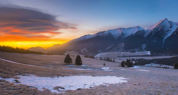 Nádherné, pestrobarevné svítání v horách.Tatra hora, Slo — Stock fotografie