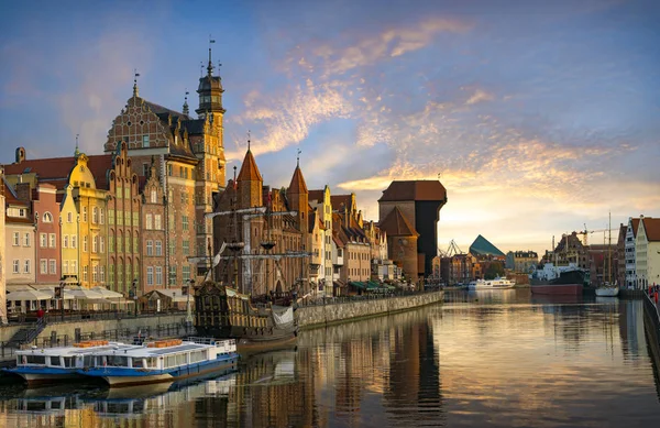 Facciate gotiche colorate del centro storico di Danzica, Polonia — Foto Stock