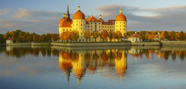 Zamek Moritzburg oświetlony przez zachodzące słońce jesienią — Zdjęcie stockowe