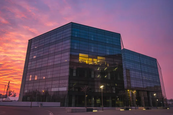 Edificio de oficinas moderno durante un amanecer ardiente — Foto de Stock