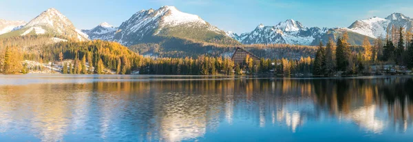 Panorama horské jezero na mrazivé ráno Štrbské Pleso, S — Stock fotografie