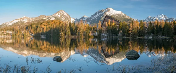 Panorama över en fjällsjö på en frostig morgon-Strbske Pleso, S — Stockfoto