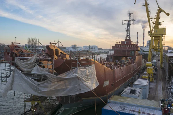 Szczecin, Polonya-Ocak 2018: Lehçe Donanması gemi-Orp Poznan onarım Tersanesi Szczecin, yenileme