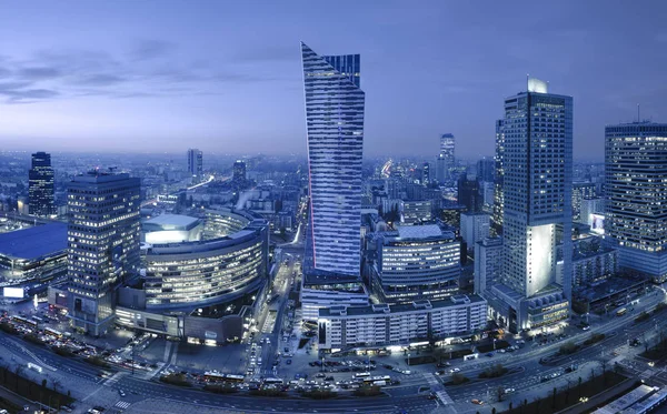 Panoramatický výhled na Varšavu downtown během noci — Stock fotografie