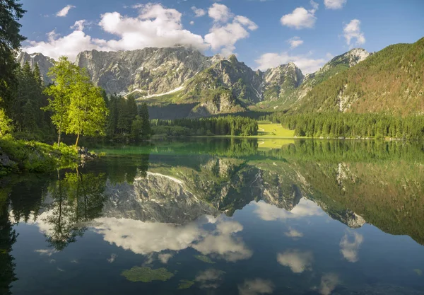 Alpské jezero v Julských Alpách, Laghi di fusine — Stock fotografie