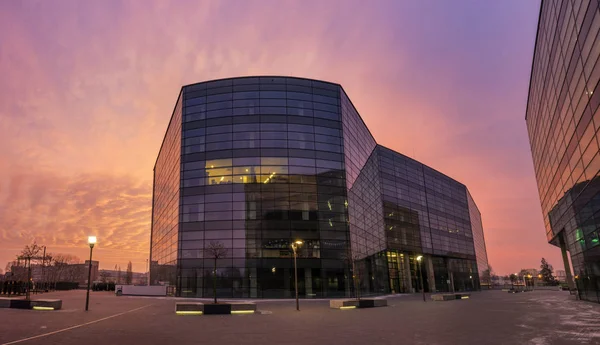 Edificio de oficinas moderno durante un amanecer ardiente — Foto de Stock