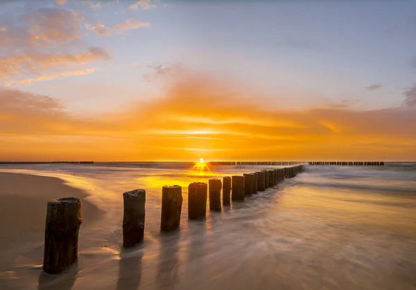 Хвилі на піщаний морі, під час заходу сонця на узбережжі Балтійського моря — стокове фото