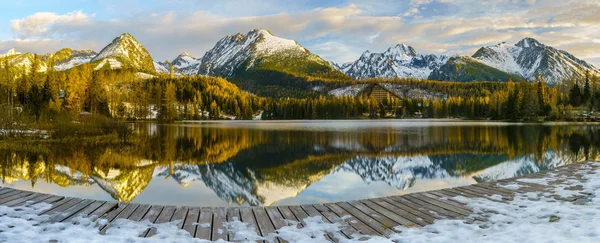 Ponte Fosco Sobre Lago Montanha Strbske Pleso Eslováquia — Fotografia de Stock