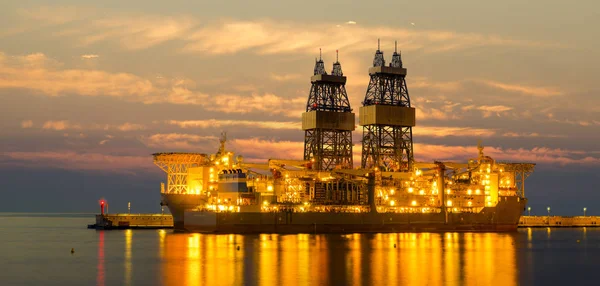 Napkeltekor tengeri olajfúró platform — Stock Fotó