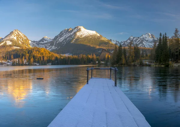 Mattina gelida su un lago di montagna nel Tatra, Strbske Pleso — Foto Stock