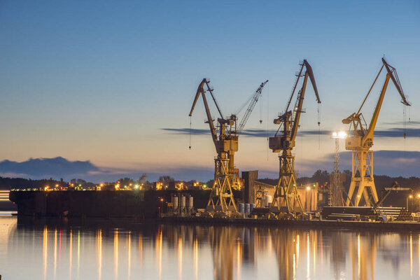 Щецин, Польша-сентябрь 2017 г.: Здания, краны и сухие доки
