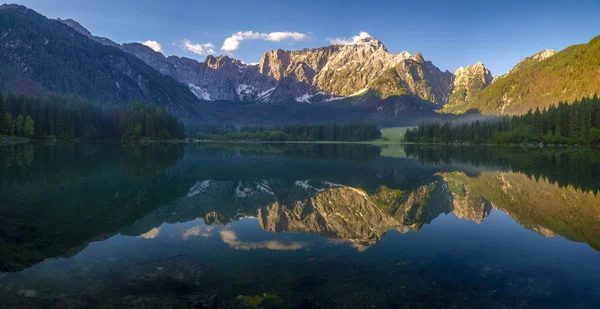 Озеро Альпах Лаги Fusine — стокове фото
