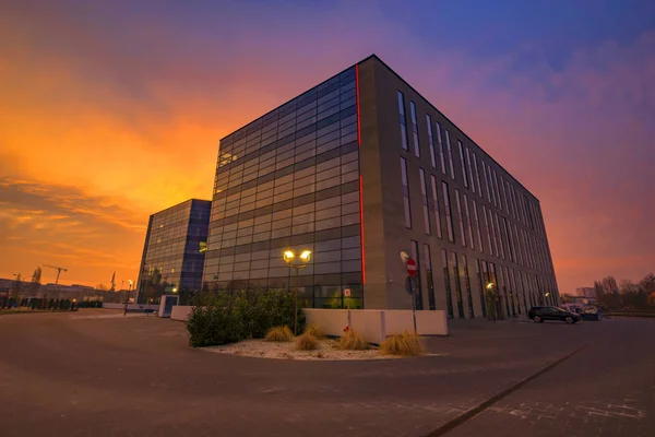 Edificio de oficinas moderno durante un amanecer ardiente — Foto de Stock