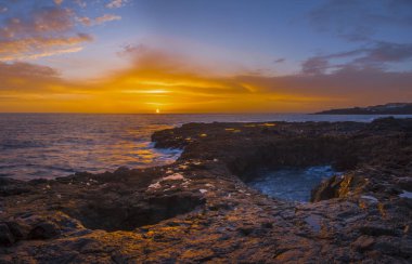 Okyanusun üzerinde gün doğumu