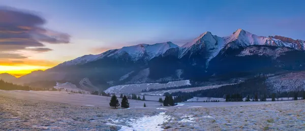 Чудовий Різнокольоровий Світанок Горах — стокове фото