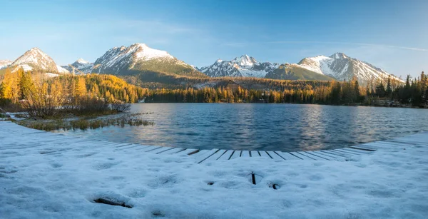 Panorama di un lago di montagna su una mattina gelida Strbske Pleso, S — Foto Stock