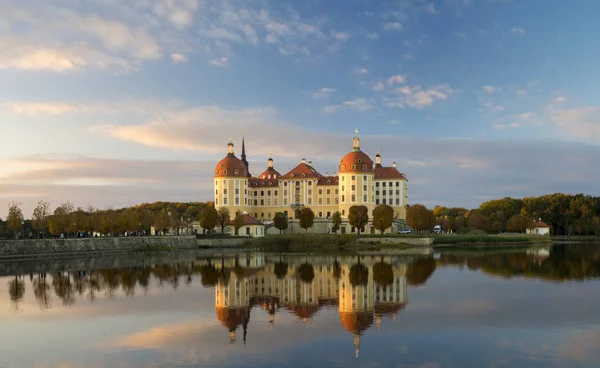 Moritzburg slott upplyst av solnedgången på hösten — Stockfoto