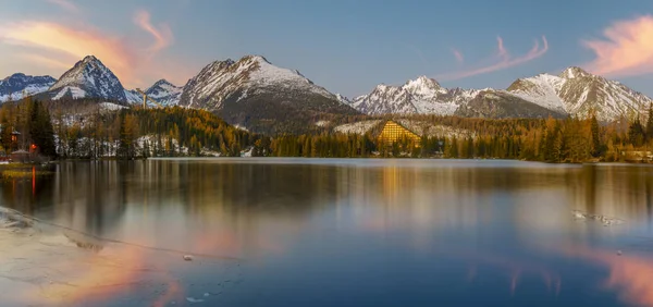 Mañana de invierno sobre un lago de montaña en Eslovaquia, High Tatras, St —  Fotos de Stock