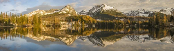 Mañana de invierno sobre un lago de montaña en Eslovaquia, High Tatras, St — Foto de Stock