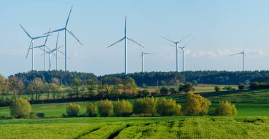 Alman kırsal alanının bir elementi olarak rüzgar türbinleri