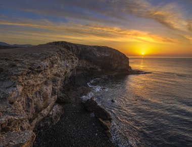 güzel deniz manzara - kayalık bir okyanus uçurum üzerinde gün batımı. Punta 