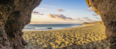 Lanzarote kıyısında doğal kaya mağarası