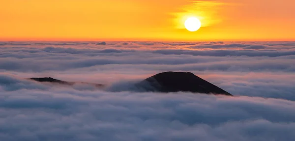 Picos vulcânicos acima das nuvens durante um belo nascer do sol.Lanzarote — Fotografia de Stock