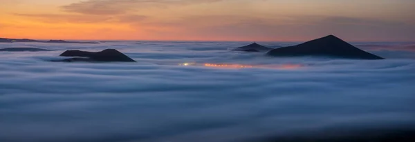 Picchi vulcanici sopra le nuvole durante una bella alba. Lanzarote — Foto Stock