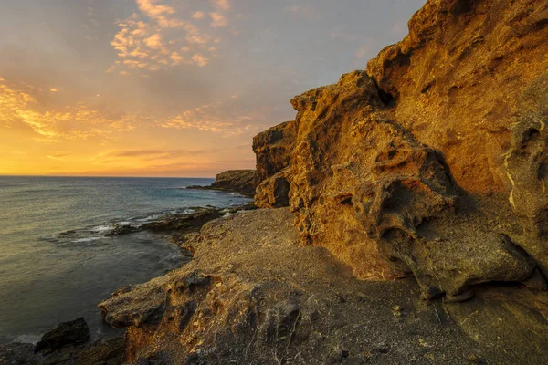 Gyönyörű tengeri táj-naplemente egy sziklás óceán szikla. Punta — Stock Fotó