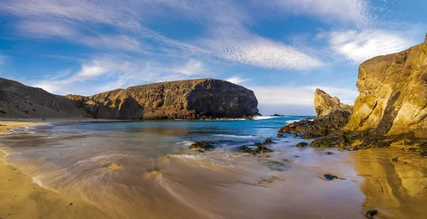 Sonniger Morgen am schönen, natürlichen und sandigen Strand von Papag — Stockfoto