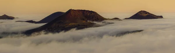ランザールの国立公園ティマンファヤの雲の上の火山ピーク — ストック写真