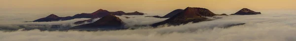 Sommets volcaniques au-dessus des nuages dans le parc national Timanfaya à Lanzar — Photo