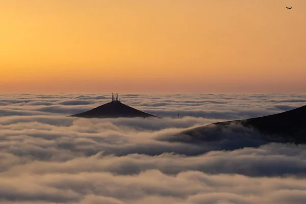 美しい日の出の間に雲の上に火山のピーク。ランサローテ — ストック写真