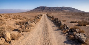 Lanzarote dağlık kıyıları üzerinde dağ yolu